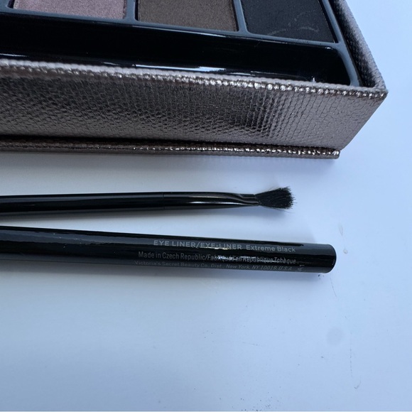 Victoria’s Secret THE NAKEDS Eyeshadow Palette, brush & extreme black eye liner - Picture 6 of 6